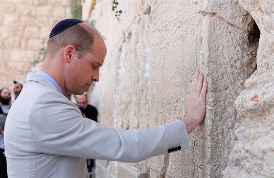 Princ William u Západní zdi zvané též Zeď nářků (Jeruzalém, 28. června 2018)