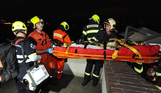 Mu v centru Prahy spadl z 15metrové výky, museli ho vyprostit hasii (22....