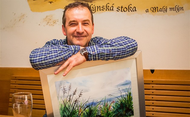 Josef Pepíno Balek se svým akvarelem Na behu rybníka v jiních echách.