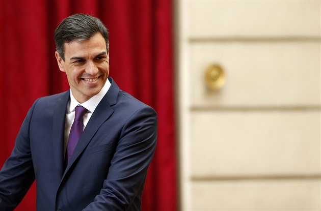 Španělský premiér vyzval k odložení kravaty. Chce ušetřit za klimatizaci