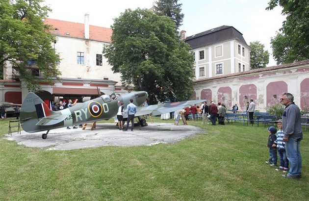 Muzeum letc RAF sídlí na zámku v Polici na Tebísku. V jeho zahrad nalezla...