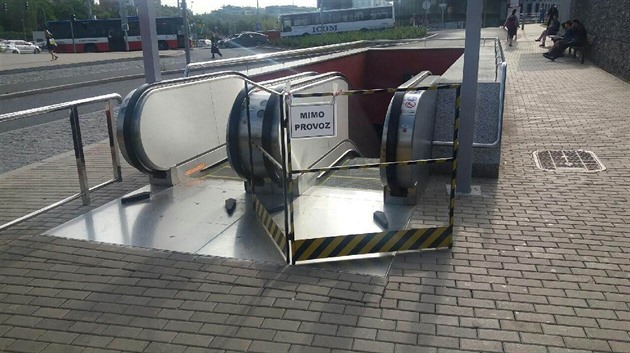 Eskalátor sloužící pro výstup ze stanice metra Nádraží Veleslavín je kvůli...