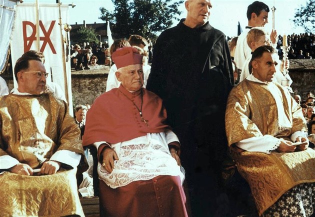Staiký biskup Skoupý (druhý zleva) se pi politickém tání velmi snail o...