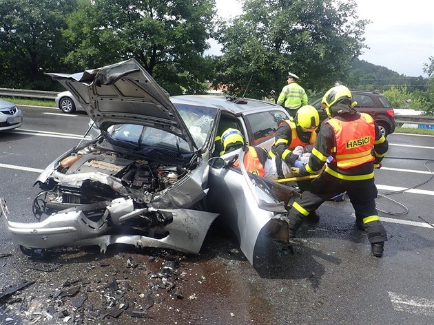 Ve Frýdku-Místku se pi nehod dvou aut zranilo pt lidí, jednoho lovka z...