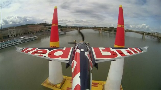 Pilot onka ovládl Red Bull Air Race v Budapeti