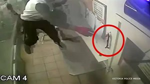 Muž se vloupal do restaurace. Kvůli klíči na WC!