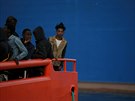 Píjezd migrant zachránných ve Stedozemním moi do panlské Málagy (18....