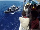 Maltská armáda dodala posádce lodi Lifeline zásoby (23. ervna 2018)