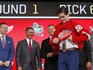 Filip Zadina obléká na draftu 2018 dres Detroitu, jeho zástupci v pozadí záí...
