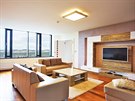 V luxusn�m byt� v nejvy���m pat�e AZ Toweru se po��daly hlavn� ve��rky. Te� jej...