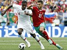 Wiliam Carvalho z Portugalska (v bílém) uniká marockému Mbarku Busufovi.