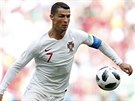 Portugalský kapitán Cristiano Ronaldo si zpracovává mí v duelu s Marokem.