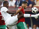 William Carvalho z Portugalska (vlevo) se snaí odehrát mí ped Júnisem...