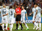 Uzbecký rozhodí Raván Irmatov ukliduje fotbalisty Argentiny.