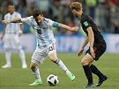 Argentinský kapitán Lionel Messi se snaí obejít Ivana Strinie z Chorvatska.