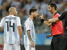 Uzbecký sudí Raván Irmatov kárá argentinského kapitána Lionela Messiho.