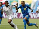 Brazilec Neymar (vpravo) se snaží prchnout Johanu Venegasovi z Kostariky.