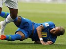 Brazilec Neymar se svíjí po souboji s Johanem Venegasem.