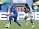 Brazilec Neymar se snaí uniknout Johanu Venegasovi z Kostariky.