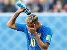 Brazilec Neymar se drí za hlavu v souboji s Kostarikou.