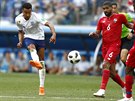 Jesse Lingard z Anglie (vlevo) vypaluje dlovou ránu, která koní v sítí Panamy.