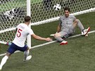 Anglian John Stones (vlevo) pekonává bezmocného brankáe Panamy Jaimeho...