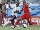 Fidel Escobar z Panamy (vpravo) a Raheem Sterling z Anglie bojují o mí.