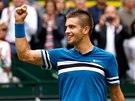 Chorvatský tenista Borna ori slaví výhru nad Rogerem Federerem ve finále...