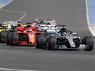 Lewis Hamilton ze stáje Mercedes (vpravo) startuje do Velké ceny Francie z...