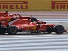 Piloti stáje Ferrari Kimi Räikkönen (vlevo) a Sebastian Vettel na trati Velké...