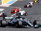Pilot stáje Mercedes  Lewis Hamilton se ítí se svým vozem po trati Velké ceny...