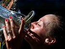 Petra Kvitová líbá trofej pro vítzku turnaje v Birminghamu.