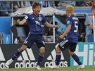 Takai Inui z Japonska (vlevo) slaví s Jutem Nagatomem svj gól do sít...