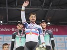 Peter Sagan, erstvý mistr Slovenska, mává z pódia fanoukm.