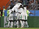 Fotbalisté Senegalu slaví branku v utkání proti Japoncm.