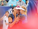 Barbora Hermannová (vlevo) a Markéta Sluková se radují z výhry na turnaji v...