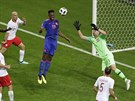 Yerry Mina z Kolumbie (s íslem 13) hlavou pekonává polského brankáe...