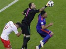 Kolumbijský branká David Ospina (uprosted) zasahuje v zápase proti Polsku.