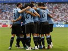 Fotbalisté Uruguaye se radují ze vstelené branky do ruské sít.