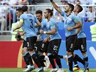 Fotbalisté Uruguaye se radují ze vstelené branky proti Rusku.