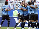 Uruguaytí fotbalisté se radují z branky.