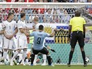 Uruguayský útoník Luis Suárez stílí gól z pímého kopu proti Rusku.