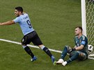 Uruguayský záložník Luis Suárez se raduje z gólu před přihlížejícím ruským...