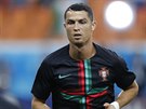 Portugalský kapitán Cristiano Ronaldo se rozcviuje ped duelem s Íránem.