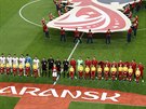 Fotbalisté Íránu (vlevo) a Portugalska ped vzájemným soubojem.