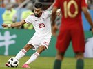 Íránský obránce Rámín Rezajíán rozehrává pímý kop v utkání proti Portugalsku.