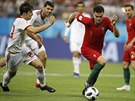 Portugalský stoper Pepe se snaí uniknout bránícím hrám Íránu.