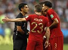 Portugaltí fotbalisté protestují u rozhodího bhem zápasu proti Íránu.