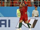 Stelec gólu Ricardo Quaresma (vlevo) slaví svj zásah s portugalským kapitánem...