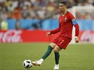 Portugalský kapitán Cristiano Ronaldo pihrává v utkání proti Íránu.